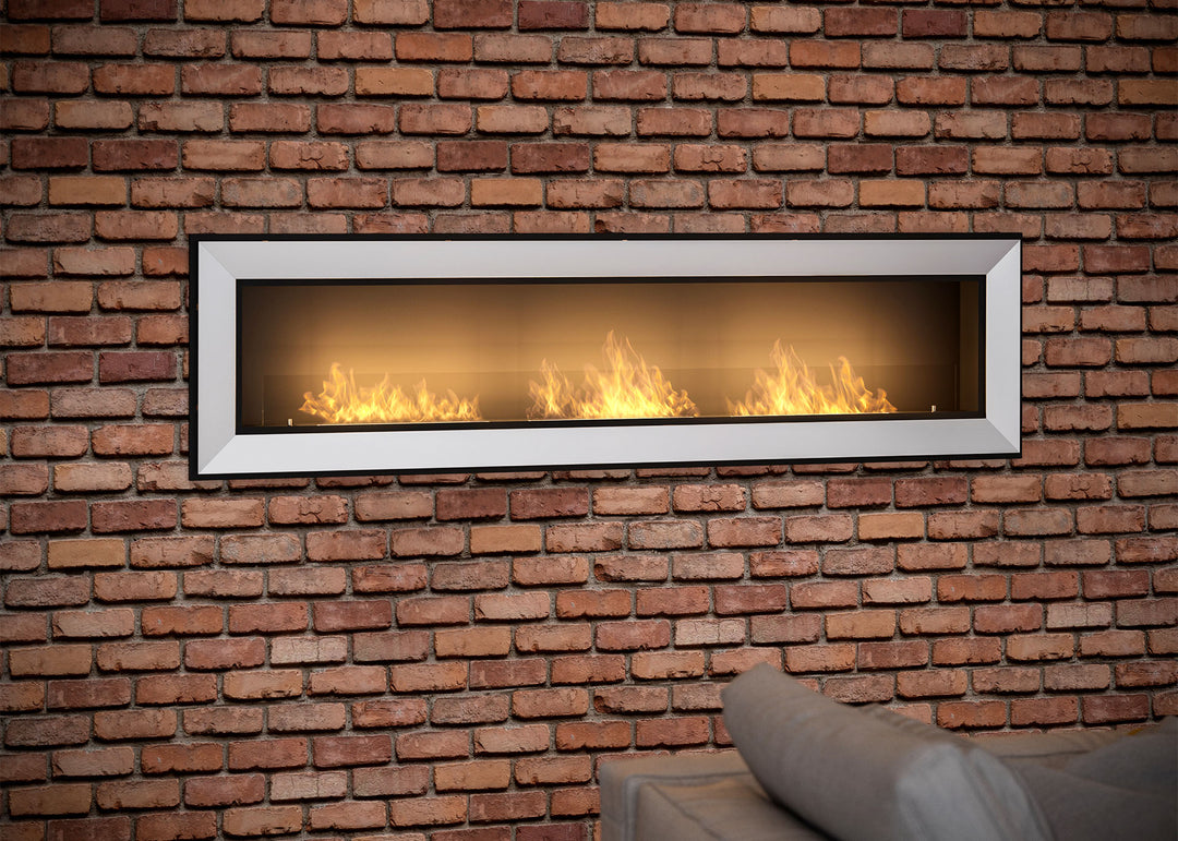 bioethanol-einbaukamin-frame-1800-weiss-simplefire-einbau-ethanolkamin-ziegelsteinwand-wohnzimmer
