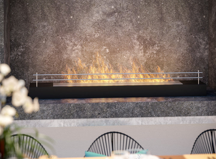 bioethanol-tischkamin-standbrenner-standkamin-infire-simplefire-firebox-1200-ohne-glas-schwarz-in-steinkonstruktion-nahaufnahme-mit-flammen-vor-esstisch